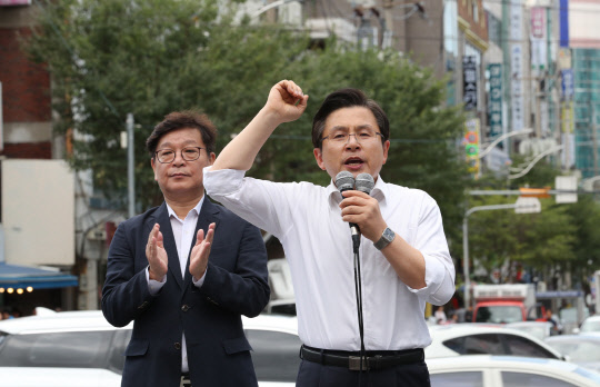 발언하는 자유한국당 황교안 대표      (인천=연합뉴스) 이진욱 기자 = 11일 인천시 부평구 '부평 문화의 거리' 앞에서 열린 자유한국당 '살리자! 대한민국 문재인 정권 순회 규탄대회'에서 황교안 대표가 발언하고 있다. 2019.9.11      cityboy@yna.co.kr  (끝)